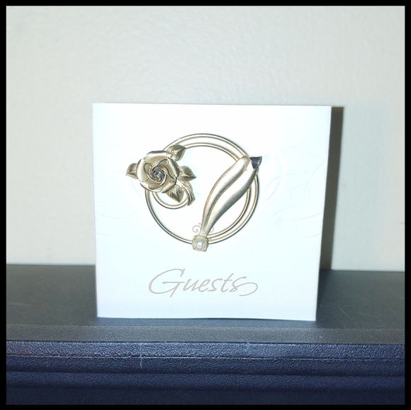 Jewelry - Vintage Rose Circle Brooch